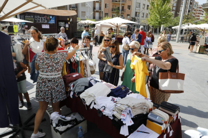 Pese a las altas temperaturas, la afluencia de compradores al mercadillo fue constante. 