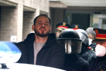 El raper Pablo Hasel conduït pels Mossos d'Esquadra al cotxe policial després de la seva detenció al Rectorat de la UdL, el 16 de febrer.