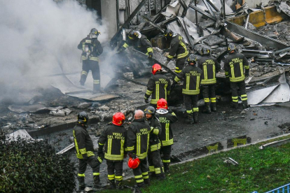Moren 8 persones, entre elles un nen, en estavellar-se un avió contra un edifici a prop de Milà