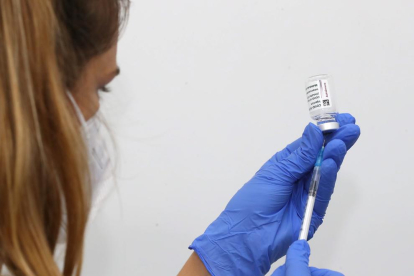 Una enfermera prepara una dosis de la vacuna AstraZeneca
