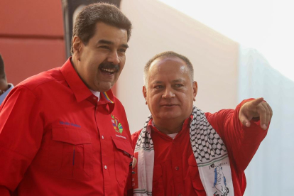 El presidente venezolano Nicolás Maduro conversa con el presidente de la Asamblea Nacional Constituyente, Diosdado Cabello.