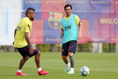 Arturo Vidal y Messi, durante el entrenamiento de ayer del FC Barcelona.