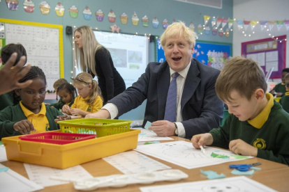 El primer ministro británico, Boris Johnson, ayer durante una visita a una escuela.