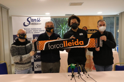 Carrera, amb el vocal Andreu Cabezudo, el president Albert Aliaga i el director esportiu, Joaquín Prado.