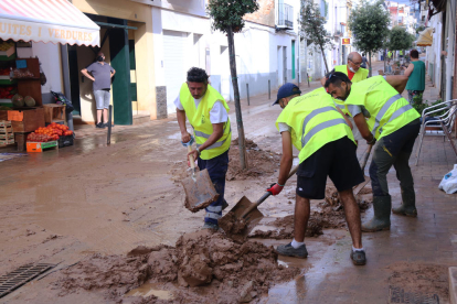 Voluntarios colaboraron ayer en la limpieza de barro en Alcanar.