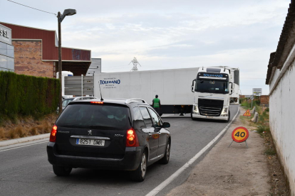 Un camió talla el pas a l’L-700 a Albatàrrec.