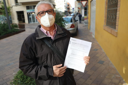 Jeroni Serra mostra la carta de l'Agència Tributària de Catalunya perquè pagui l'impost.