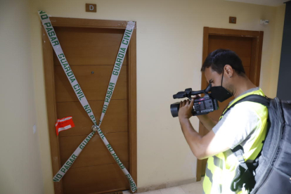 Un cámara toma imágenes de la vivienda donde tuvo lugar el asesinato en Rincón de la Victoria.