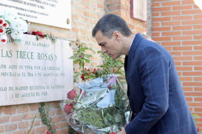 El jefe del Ejecutivo central en funciones, Pedro Sánchez, ayer, dejando un ramo a Las Trece Rosas.