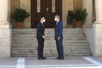 El president espanyol, Pedro Sánchez, amb Felip VI, ahir, a les portes del Palau de Marivent.