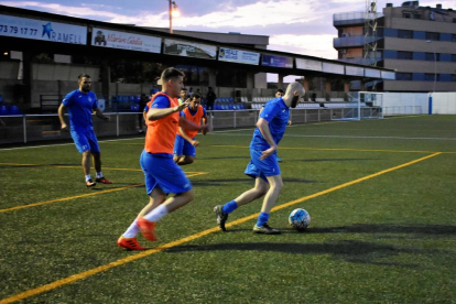 La plantilla del Alcarràs inició ayer los entrenamientos de pretemporada después de conseguir el ascenso.