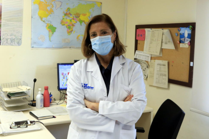 La cap de Medicina Preventiva i Epidemiologia de Vall d'Hebron, la doctora Magda Campins, al seu despatx.