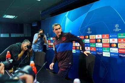 Ernesto Valverde ayer al entrar en la sala de prensa.