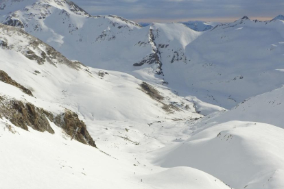 Aficionats a l’esquí de muntanya pujant un pendent senyalitzat a l’estació de Boí Taüll.