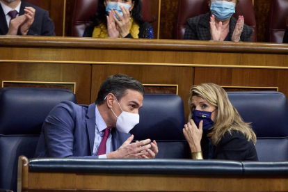 El president del Govern d'Espanya i secretari general del PSOE, Pedro Sánchez, i la vicepresidenta segona del Govern espanyol, Yolanda Díaz, conversen en una sessió plenària