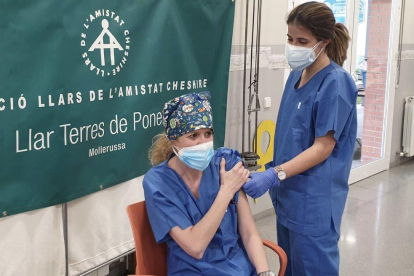 Un resident i una infermera rebien la vacuna ahir a Balaguer i Mollerussa, respectivament.