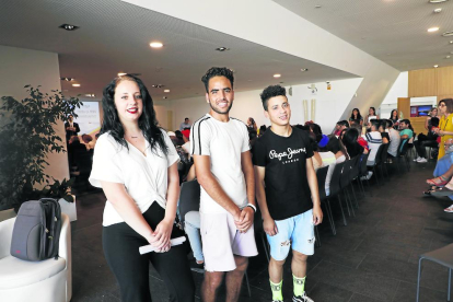 Foto de familia de los jóvenes de entre 16 y 24 años que ayer asistieron a la entrega de diplomas del programa Noves Oportunitats, en la Llotja de Lleida. 