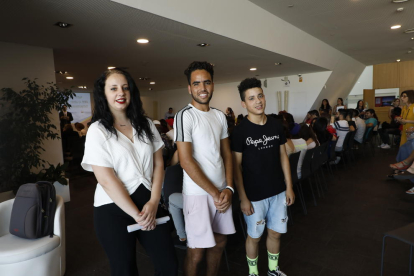 Foto de familia de los jóvenes de entre 16 y 24 años que ayer asistieron a la entrega de diplomas del programa Noves Oportunitats, en la Llotja de Lleida. 