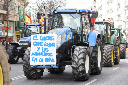 Agricultores observan maquinaria en la Feria de Zaragoza, con gran presencia de firmas de Lleida.