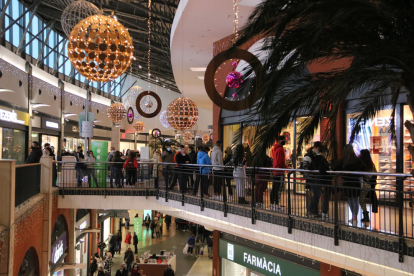 Muchas personas apuraronn el último día de apertura de centros comerciales antes de las restricciones.