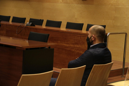 Uno de los acusados por el robo, ayer, en la Audiencia de Girona.