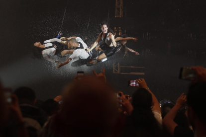 El grup de teatre argentí Fuerza Bruta, durant el festival Rock in Rio a Rio de Janeiro.