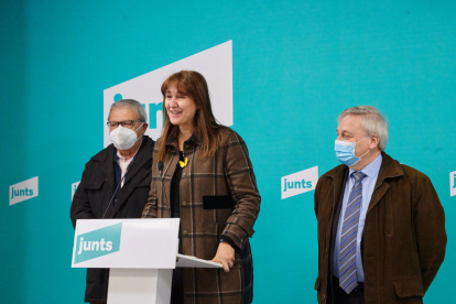 Laura Borràs, amb Josep Serra i Jordi Serra, representants de MES, ahir a la seu de Junts.
