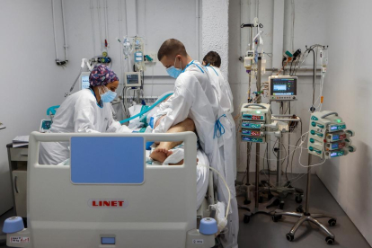 Personal sanitari de l’Hospital Parc Taulí de Sabadell treballa a l’UCI per a malalts de Covid-19.