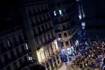 Varios miles de personas se concentran ante Jefatura de Policía de Barcelona