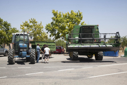 Protesta ahir d’Unió de Pagesos a Sant Martí de Maldà amb les recol·lectores i els tractors aturats.