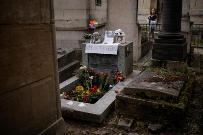 Homenaje en la tumba de Jim Morrison en el 50 aniversario de su muerte