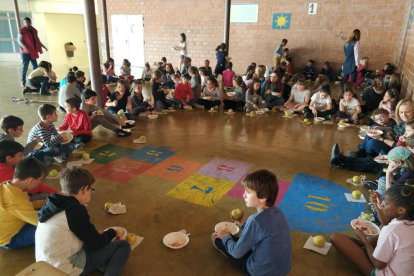 Els escolars van participar en un dinar solidari a base d’arròs.