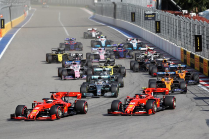 Lewis Hamilton celebra la victoria en el Gran Premio de Rusia con el director de equipo de Mercedes.