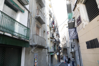 La petita deambulava plorant pel carrer la Palma a primera hora del matí.