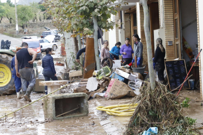Treballs de neteja a l’Albi dimecres al matí, després del temporal que va inundar els carrers el poble.