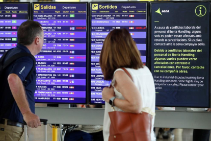 Un panel del aeropuerto del Prat-Barcelona.