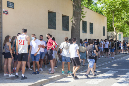 Cues a la Llotja dels centenars de lleidatans que van anar a fer-se un test ràpid de Covid per assistir al festival de música Canet Rock.