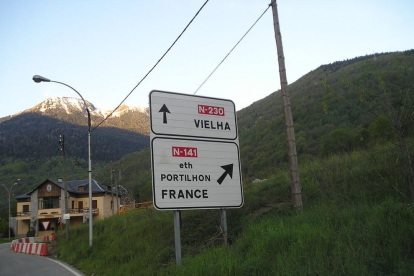 La frontera con Francia en Eth Portilhon, en la carretera C-141.