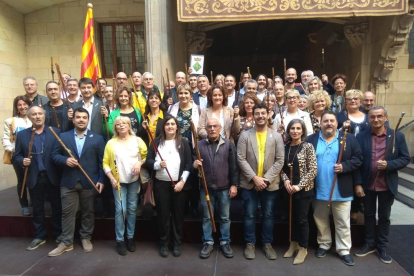 Centenars d’alcaldes de Catalunya es van reunir ahir al Palau de la Generalitat per expressar el rebuig a la condemna de l’1-O.