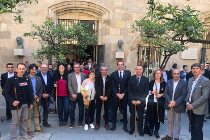 Centenars d’alcaldes de Catalunya es van reunir ahir al Palau de la Generalitat per expressar el rebuig a la condemna de l’1-O.