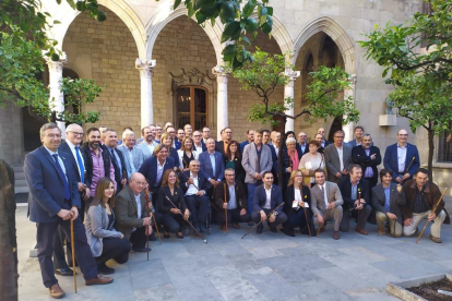 Centenars d’alcaldes de Catalunya es van reunir ahir al Palau de la Generalitat per expressar el rebuig a la condemna de l’1-O.