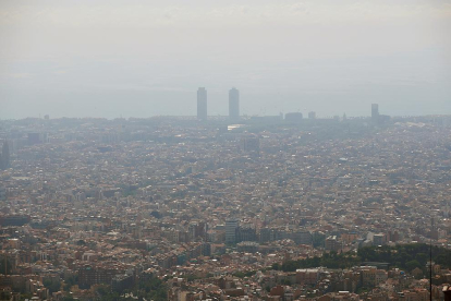 Vista de Barcelona el dia que la UE denuncia la qualitat de l’aire.