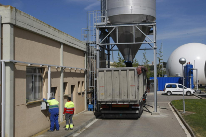 Imagen de archivo de cómo tratan los lodos para hacer biogás en la depuradora de Lleida. 