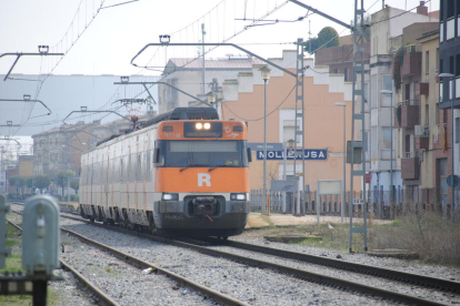Un tren de la línia R12 al seu pas per l'estació de Mollerussa.