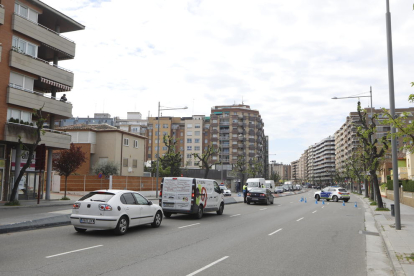 A la izquierda, la calle Priorat de Balàfia, que pasará a ser zona 30. A la derecha, imagen de archivo del Passeig de Ronda, que no se verá afectado por esta medida de la Paeria.