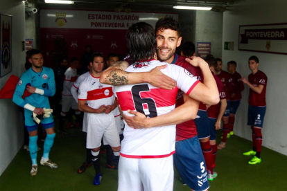 Adrián León abraza a un jugador rival antes de un partido con el Pontevedra, su anterior club.