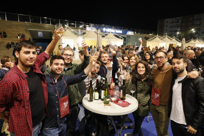 Nombrosos visitants degustant l’oferta de vins de l’onzena edició de la Festa del Vi, ahir a la plaça de la Llotja.