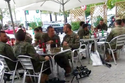 Militares armados, de copas en Vilafranca 