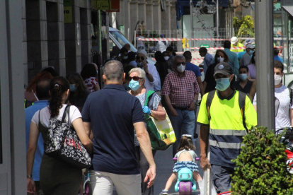Varias personas pasean por una calle de Ceuta.