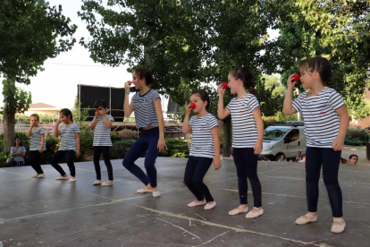 Alumnes de l’Escola Municipal de Dansa d’Alpicat van protagonitzar el xou inaugural del Circ Picat.